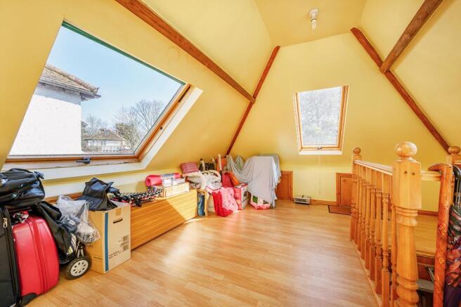Bright & Spacious Loft Room