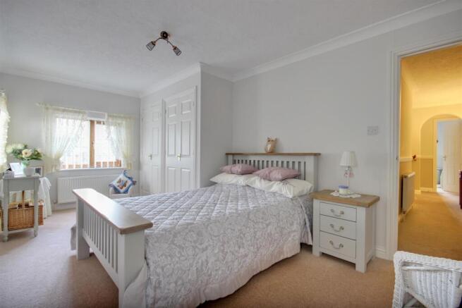 4 bed Detached for sale Image 6