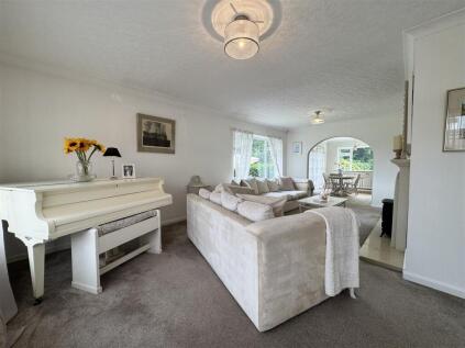 Pennine Drive, Scissett, Huddersfield HD8 9JD