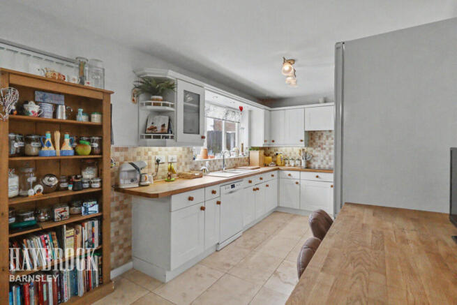 4 bed Detached for sale Image 10