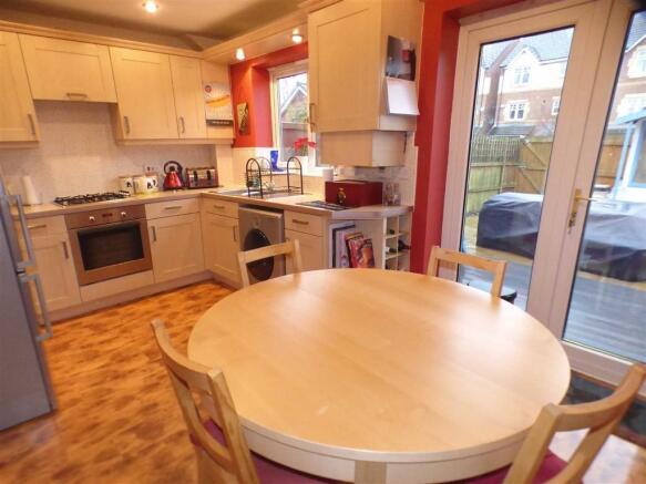 KITCHEN/DINING ROOM