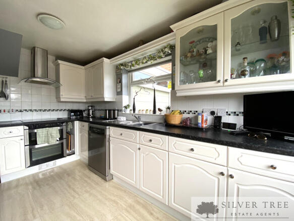 4 bed Detached for sale Image 7