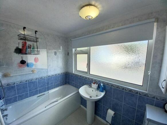 2 Moreton Park bathroom.jpg