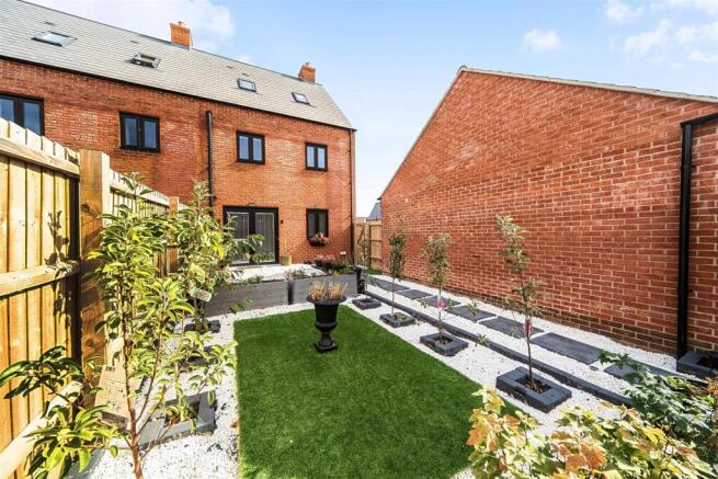 Winchester Way, Towcester, NN12 photo 4
