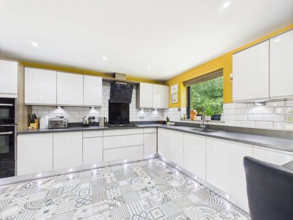 4 bed Detached for sale Image 10
