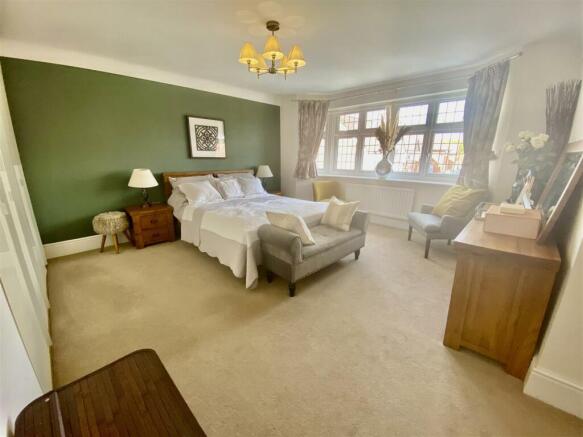PRINCIPAL BEDROOM