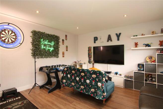 5 bed Detached for sale Image 9