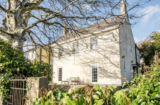 1387696-7-69399a3...