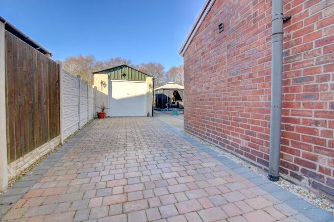 Driveway to Side