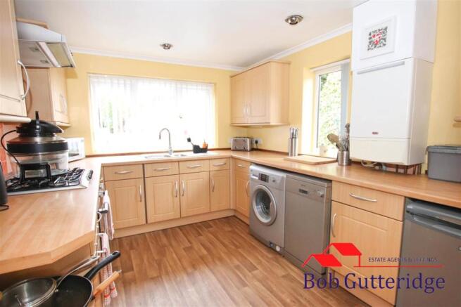 FITTED KITCHEN