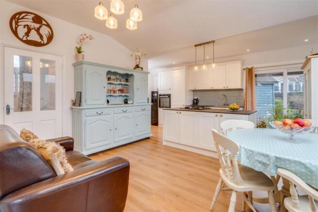 3 bed House for sale Image 6