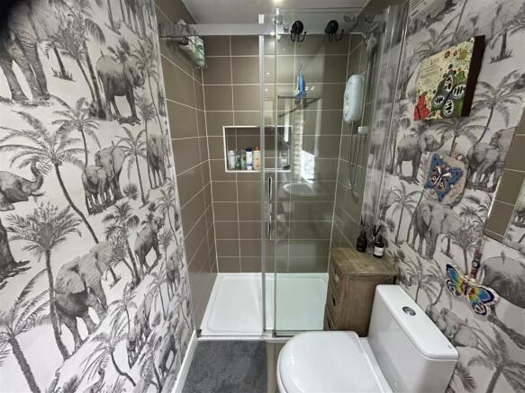 EN-SUITE SHOWER ROOM