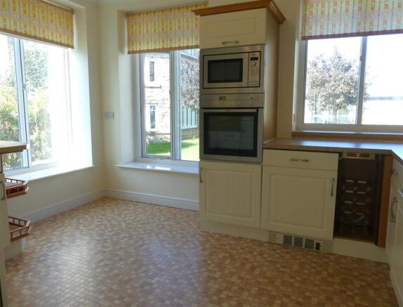 2 bed Apartment to rent Image 5
