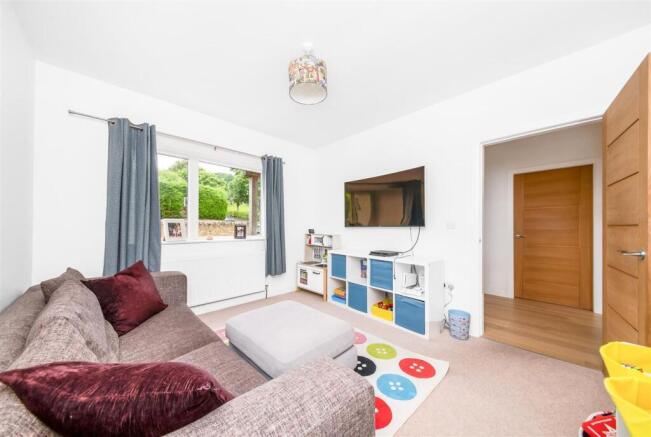 5 bed Detached for sale Image 8