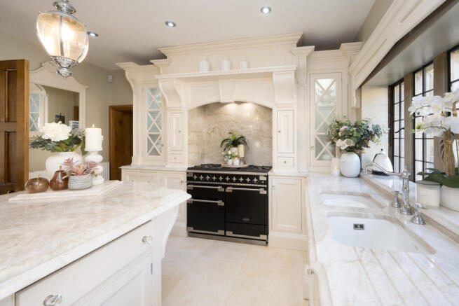 4 bed Detached for sale Image 5
