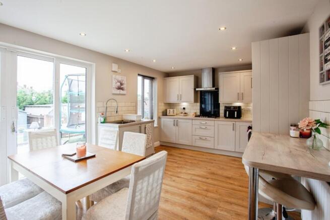 4 bed Detached for sale Image 8