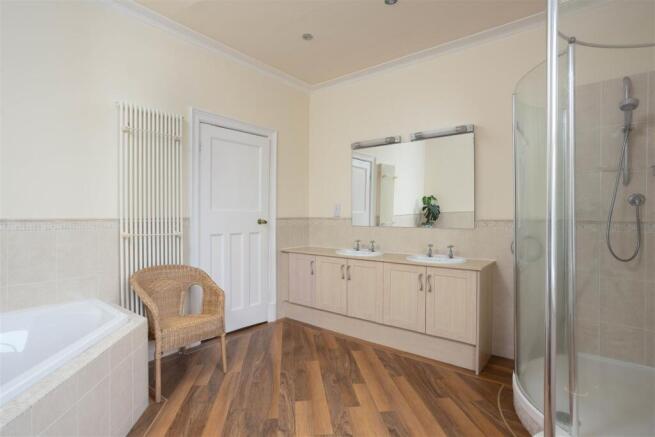7 bed Detached for sale Image 9