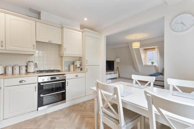 2 bed Apartment to rent Image 4