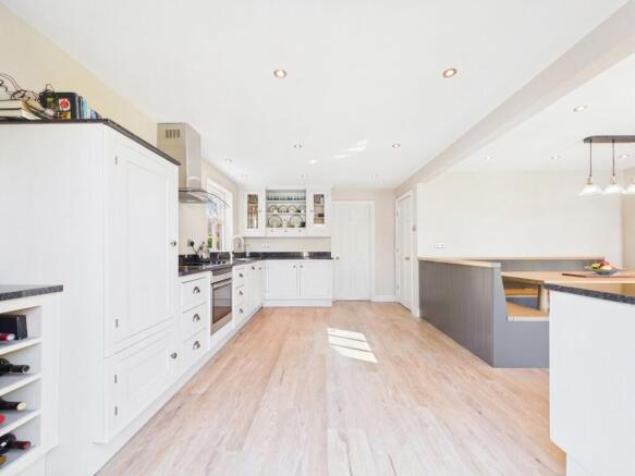4 bed Detached for sale Image 5
