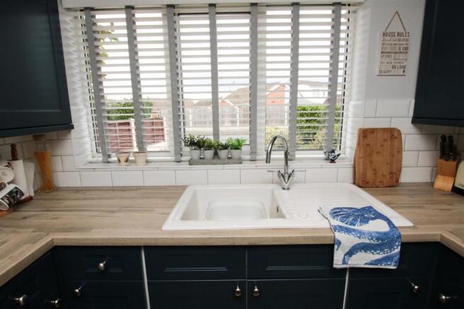 CONTEMPORARY FITTED KITCHEN