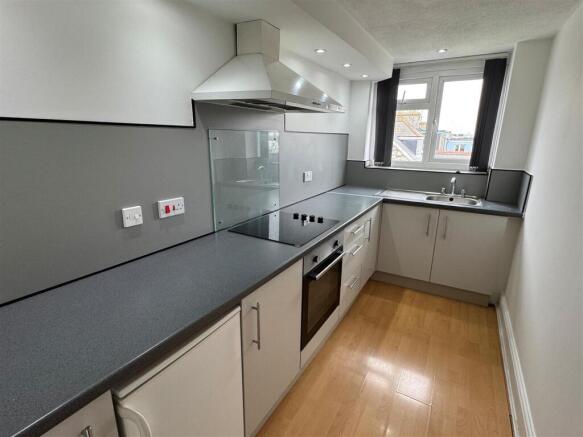 Flat 3, 32a Cliff Road Kitchen