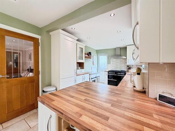 4 bed Detached for sale Image 10