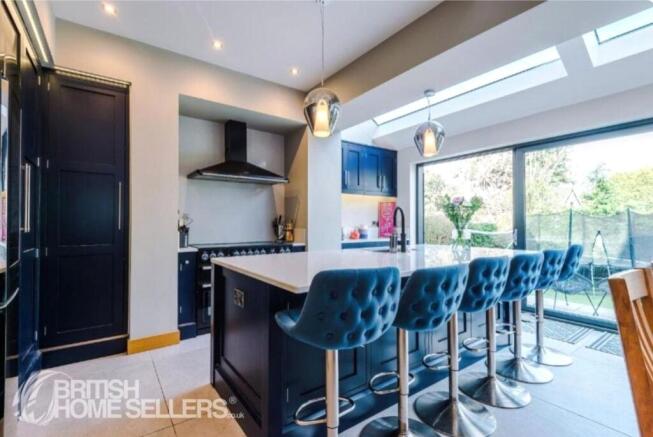 5 bed Semi-Detached for sale Image 5