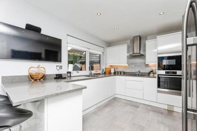 4 bed Detached for sale Image 10