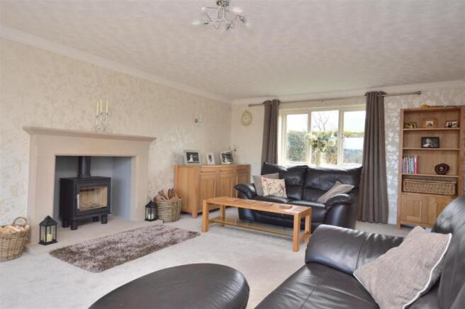 Spacious Dual Aspect Lounge