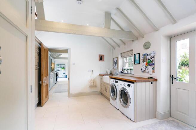 5 bed Detached for sale Image 4