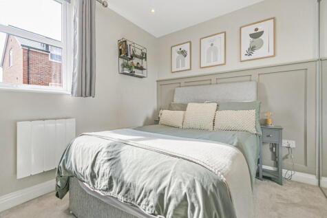 Guildford Road, Chertsey, Surrey, KT16 9AY