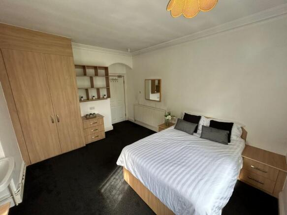 8 bed Semi-Detached for sale Image 7