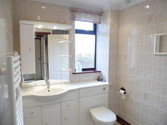 EN-SUITE SHOWER ROOM