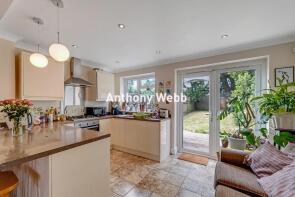 82, Norfolk Avenue, Wood Green, London N13 6AJ