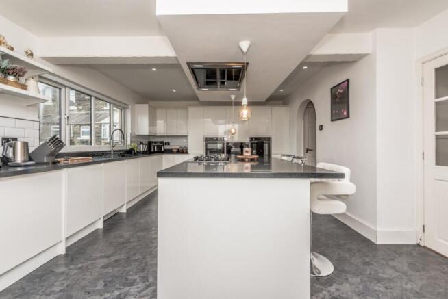 5 bed Detached for sale Image 10