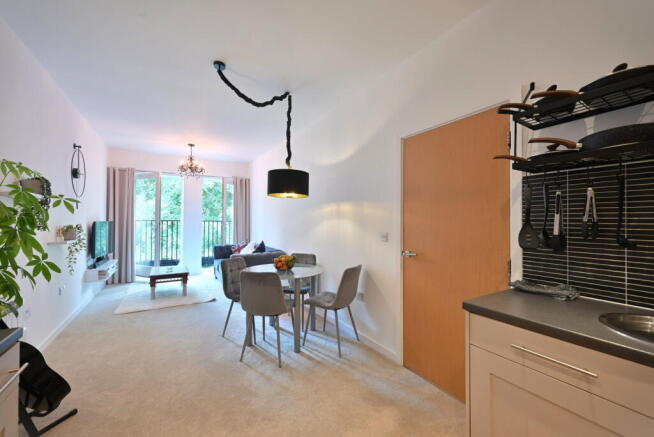 2 bed Flat for sale Image 6