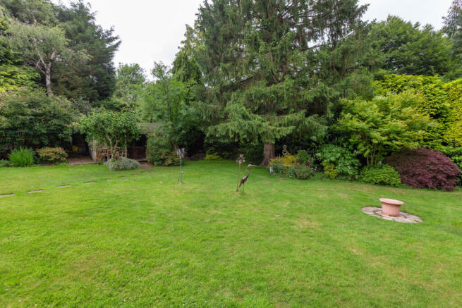 5 WILLOW CLOSE-35