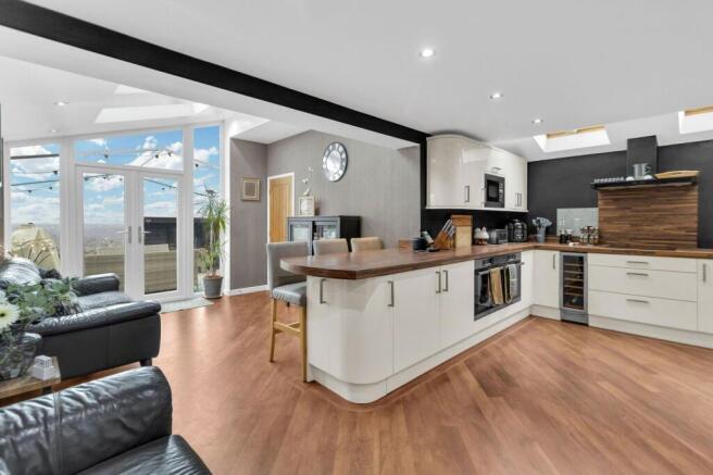 4 bed Detached for sale Image 3