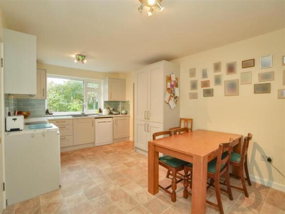 5 bed Detached for sale Image 8
