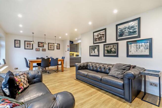 Sitting / Dining Areas