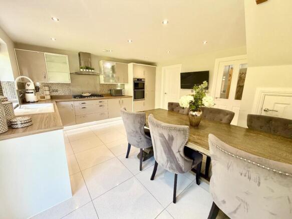 4 bed Detached for sale Image 7