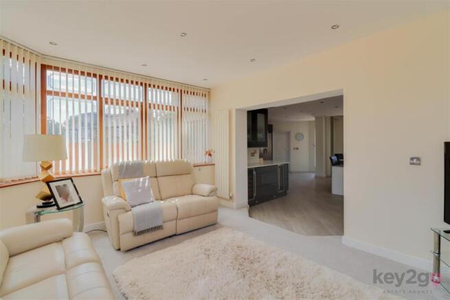 5 bed Detached for sale Image 9
