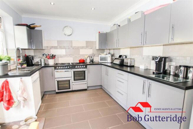 MODERN FITTED KITCHEN / DINING ROOM