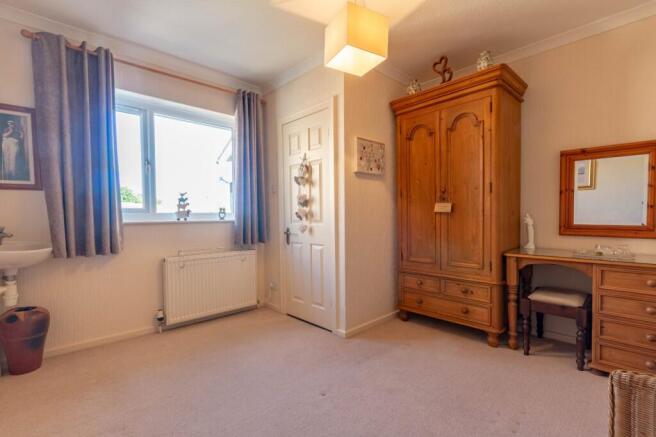 4 bed Semi-Detached for sale Image 10