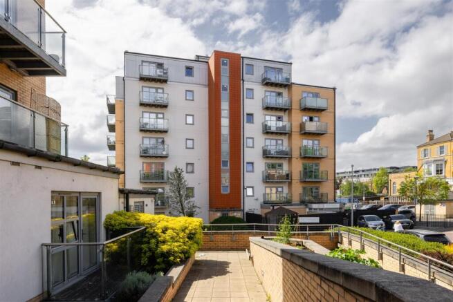 Queen Mary Avenue, E18