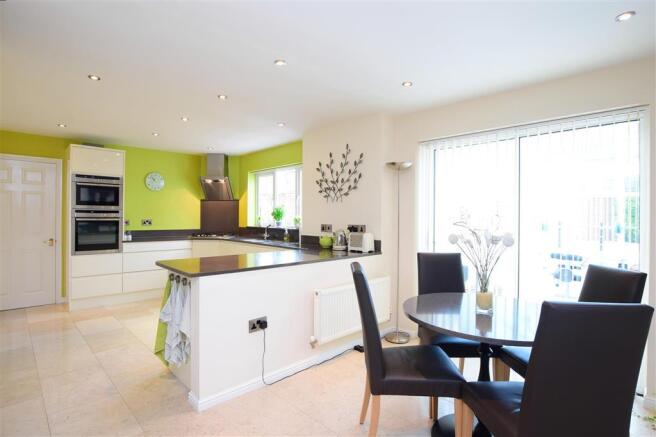 Kitchen/ Breakfast Room