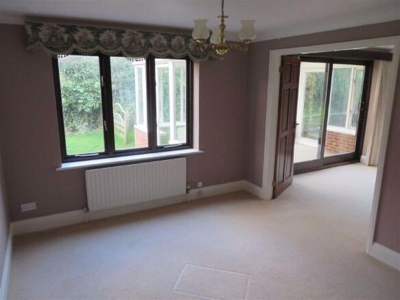SEPARATE DINING ROOM