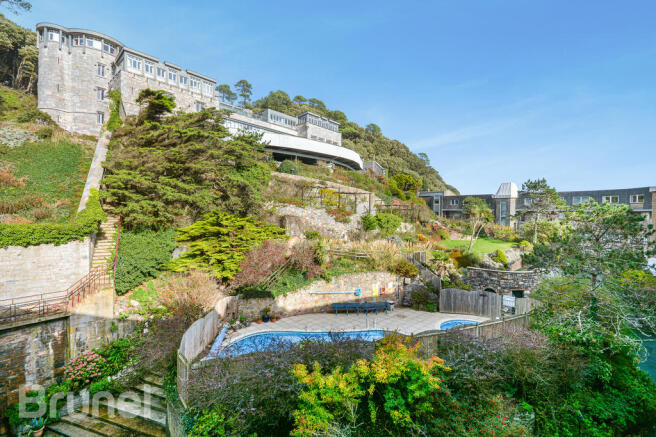 Communal Garden/Swimming Pools