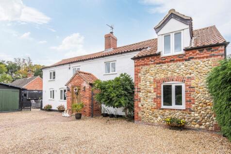 Charming Cottage with Swimming Pool in Beetley