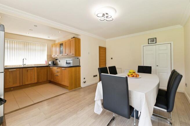 4 bed Semi-Detached for sale Image 4